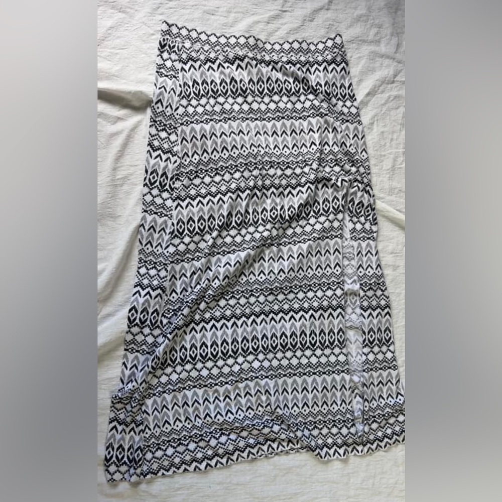 Long skirt with leg slit